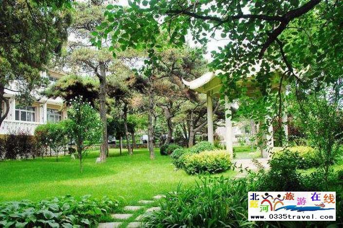 北戴河?xùn)|經(jīng)路賓館-住準(zhǔn)五星海華標(biāo)間/豪華大床+雙份早餐，一價(jià)全含