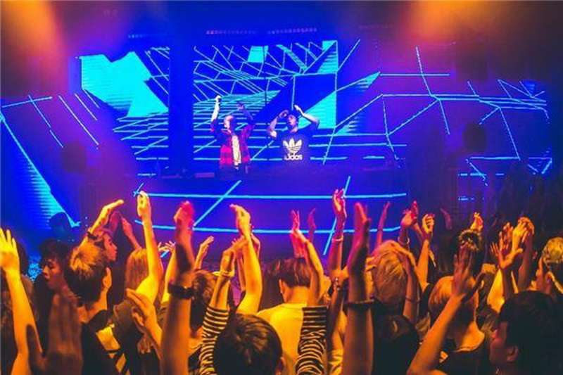 秦皇島北戴河娛樂休閑歌廳酒吧夜場推薦:秦皇島邁阿密酒吧MiAMi CLUB—秦皇島北戴河網(wǎng)紅夜場酒吧